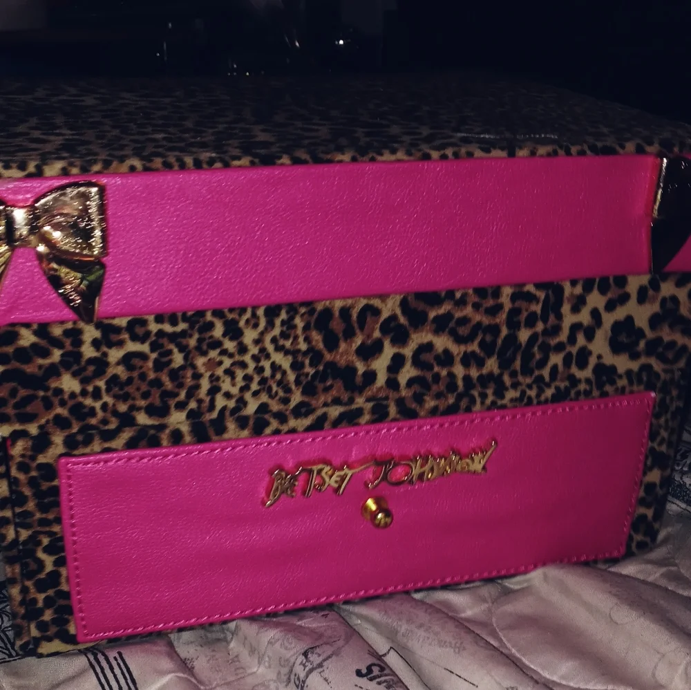 BetseyVille  Box - Picture 3 of 12